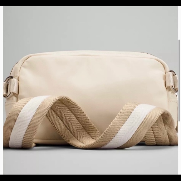 LULULEMON CROSSBODY BAG IN WHITE OPAL/RAW LINEN/ WHITE COMBO - Picture 3 of 4